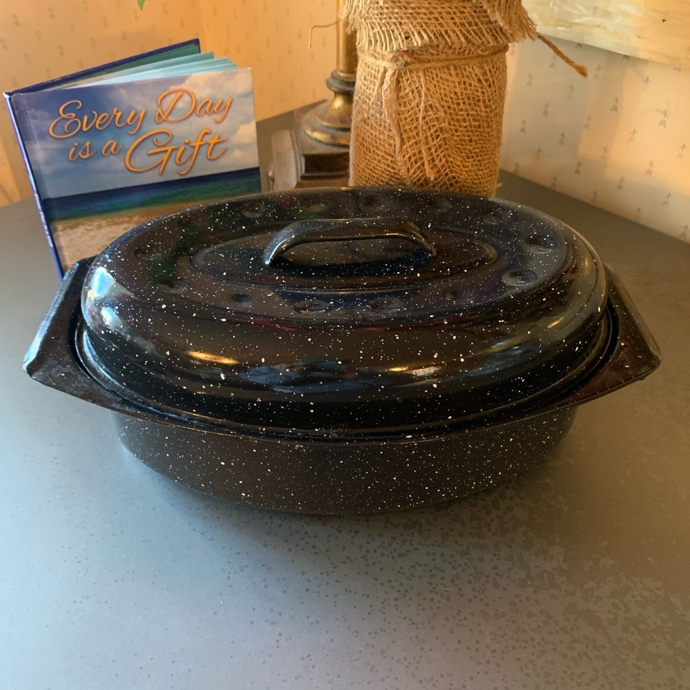 Granite ware, BLACK, 13 inch oval roaster pan with lid. Enamel steel design.